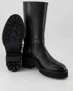 Camille Stiefel in Schwarz