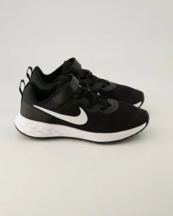 Revolution Sportschuhe in Schwarz