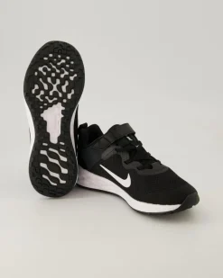 Revolution Sportschuhe in Schwarz