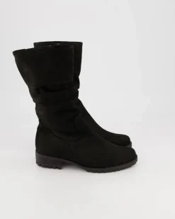 Vanessa Stiefel in Schwarz